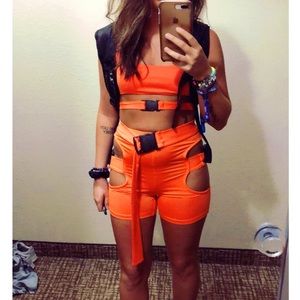 Orange buckle outfit